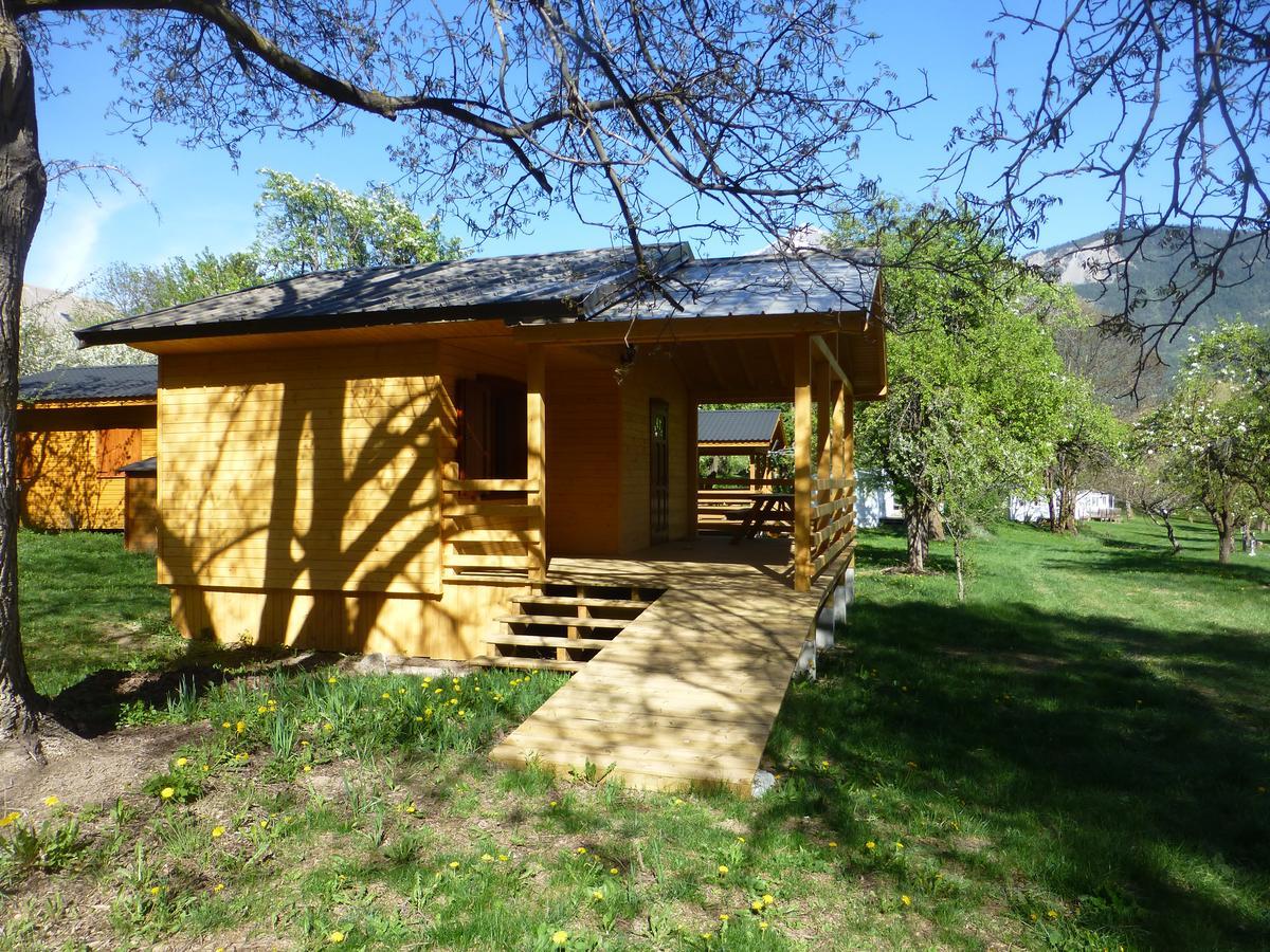 Camping, Hotel De Plein Air Les Cariamas Chateauroux-les-Alpes Exterior photo